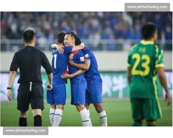 谢周三球迷租飞机挂横幅：钱西里滚蛋！欠薪丑闻令百年俱乐部濒临崩溃